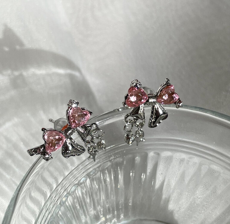 Pembe fiyonk küpe 