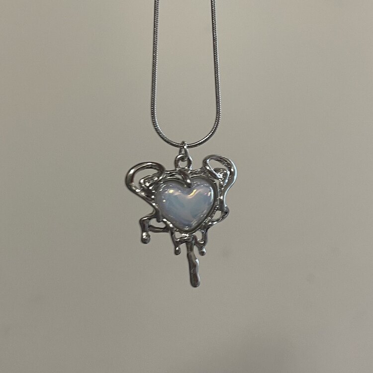 Opal kalp kolye 