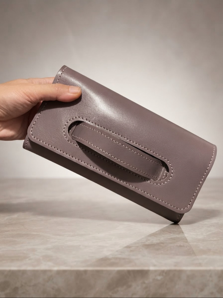 Aura Clutch