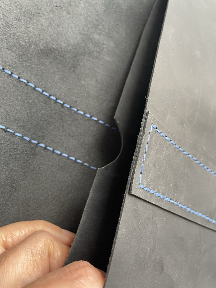 Siyah Mat Deri/ Mavi Dikiş Clutch