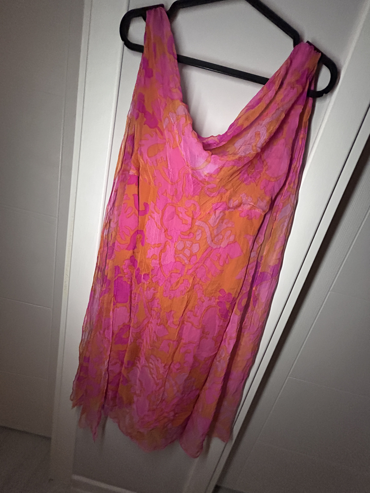 sifon sirt detayli elbise