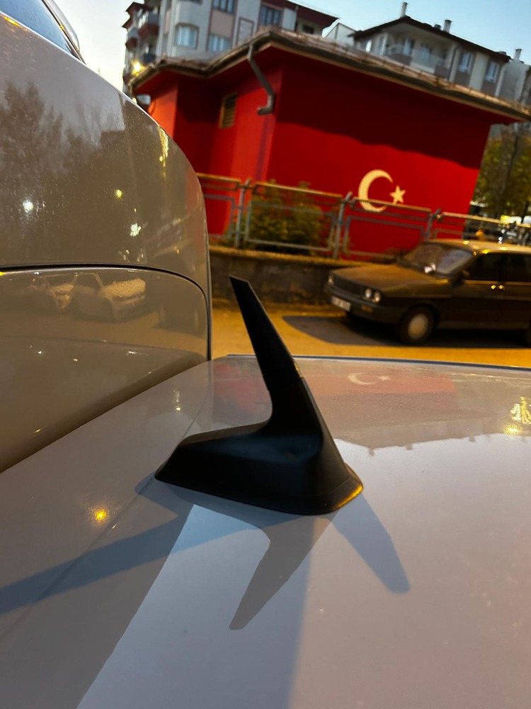 Renault Clio 5 Kısa Anten – Sportif Görünümlü Dekoratif Anten (2020–2024 Uyumlu) 