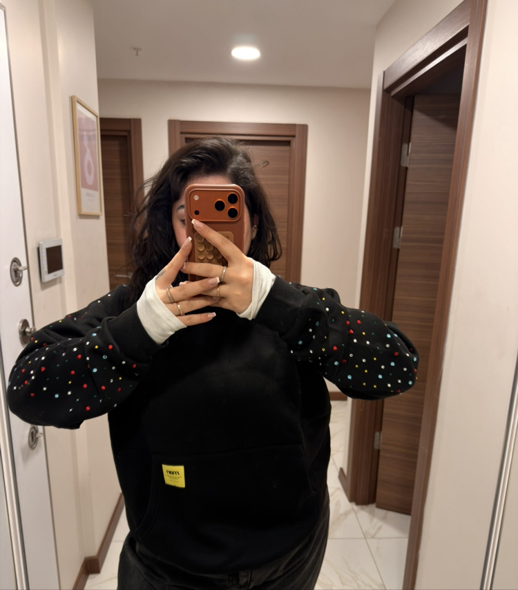 SİYAH RENKLİ TAŞLI SWEAT 