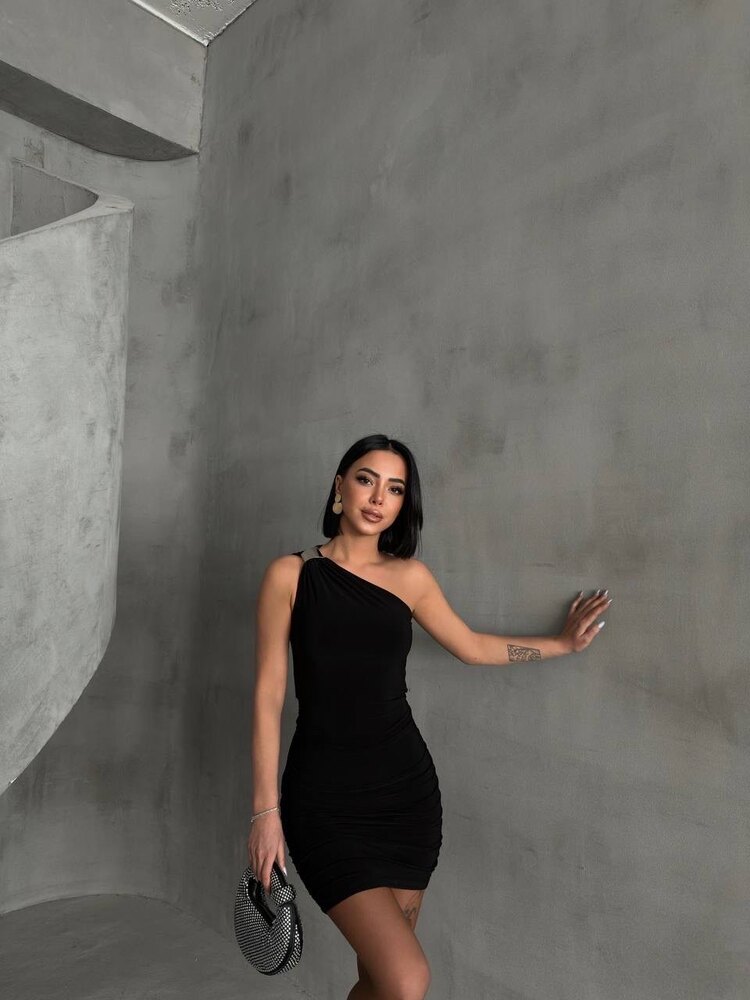 Omuz Aksesuar Detaylı Siyah Elbise ✨