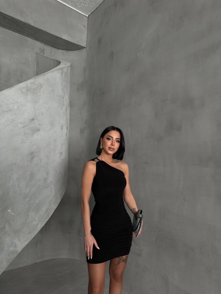 Omuz Aksesuar Detaylı Siyah Elbise ✨