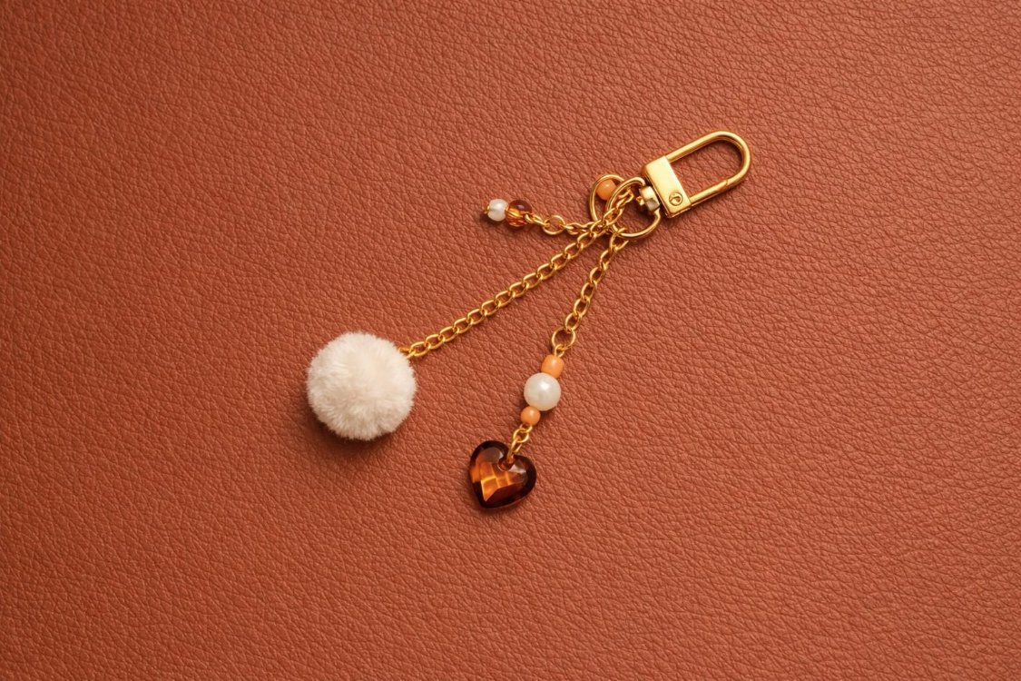 Kalpli Pominpon Anahtarlık – El Yapımı Şık Çanta & Anahtar Charmı | Gold Detaylı