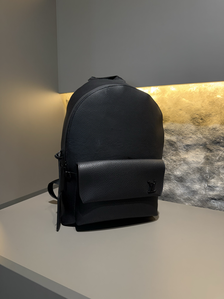 LOUIS VUITTON SIRT ÇANTASI