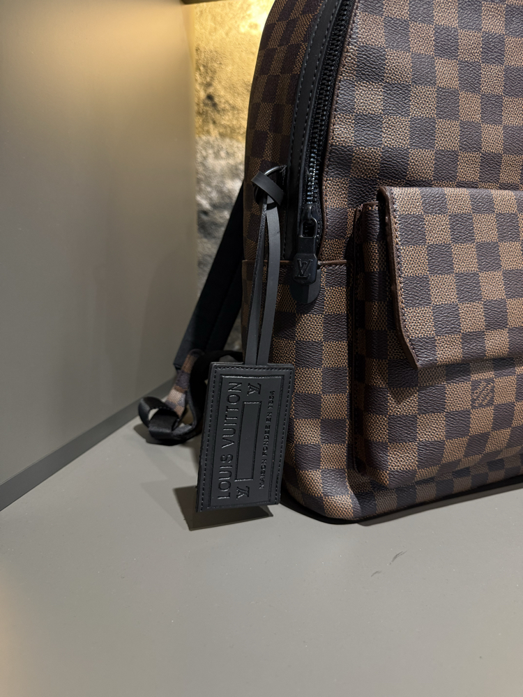 LOUIS VUITTON SIRT ÇANTASI
