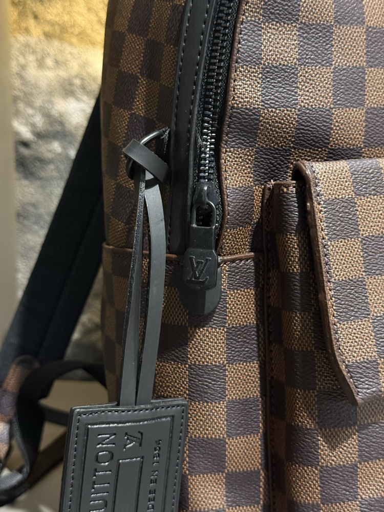 LOUIS VUITTON SIRT ÇANTASI
