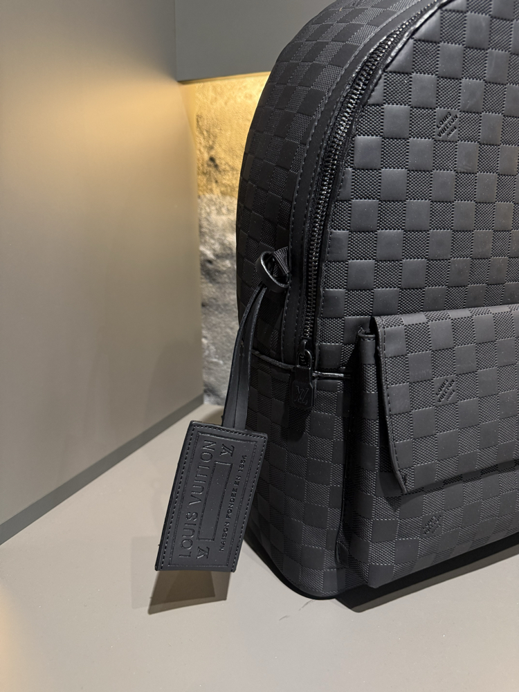 LOUIS VUITTON SIRT ÇANTASI