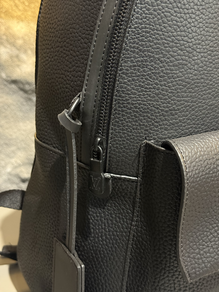 LOUIS VUITTON SIRT ÇANTASI