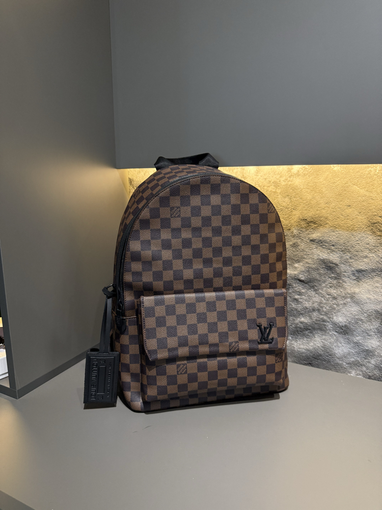 LOUIS VUITTON SIRT ÇANTASI