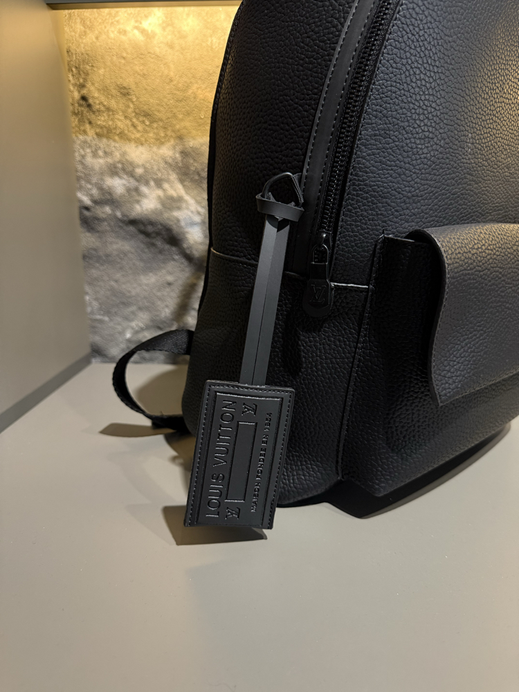 LOUIS VUITTON SIRT ÇANTASI