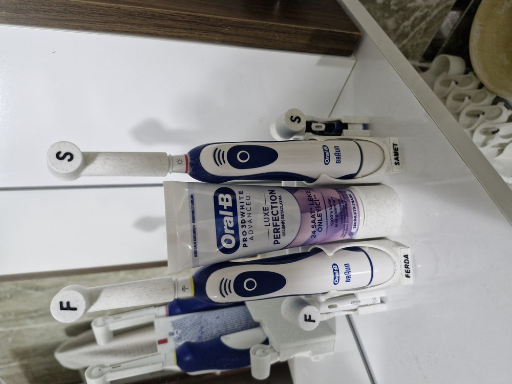 2 Kişilik Özel 3D Baskı Oral-B Elektrikli Diş Fırçası ve Aksesuar Düzenleyici