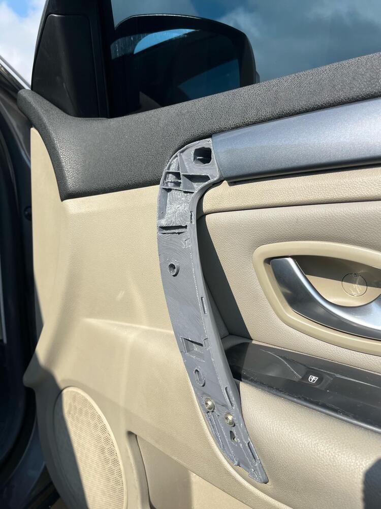 2010 model Renault Laguna III aracın ön kapı iç tutamağı