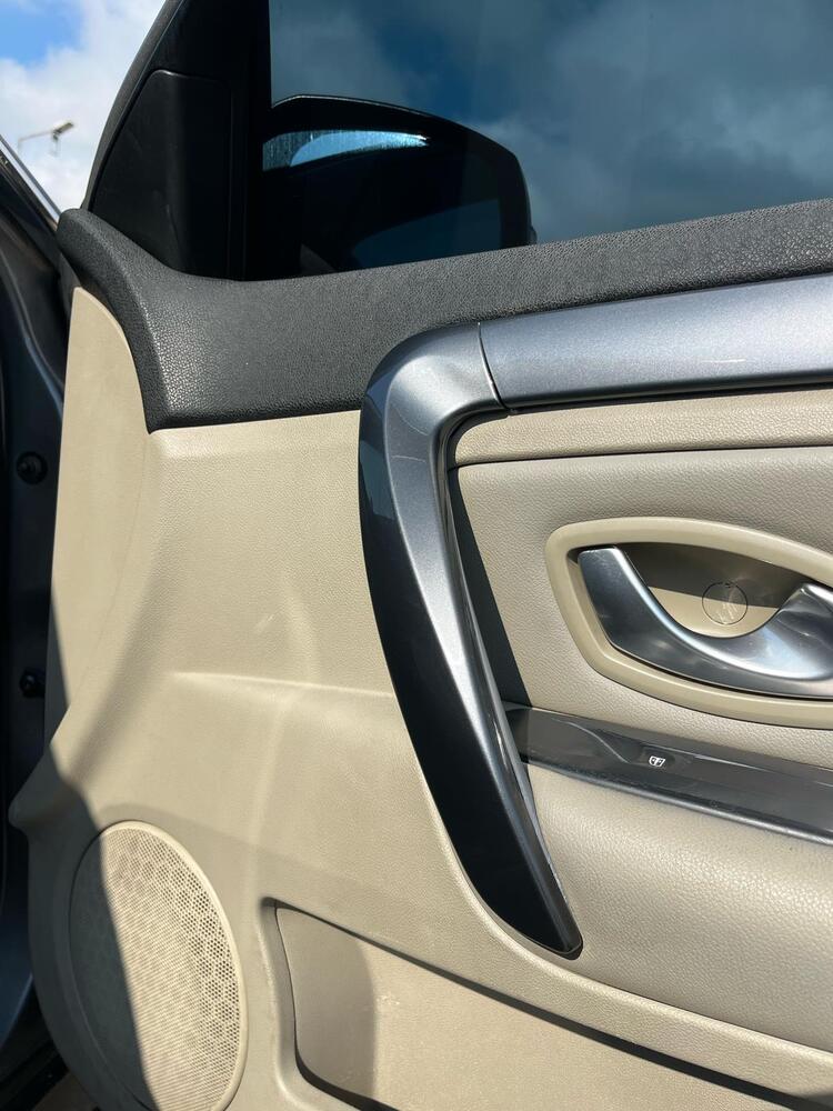 2010 model Renault Laguna III aracın ön kapı iç tutamağı