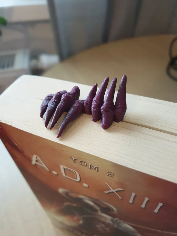 Pençe kitap ayracı