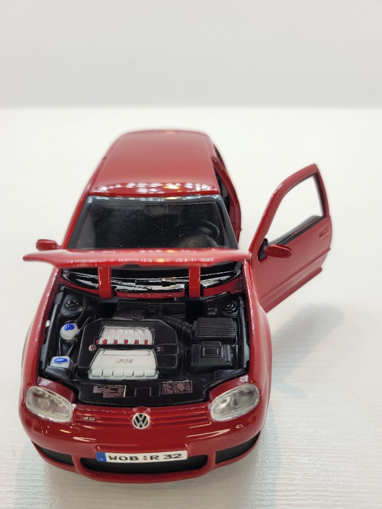Maisto 1:24 Volkswagen Golf R32 – Efsanenin Model Hali!