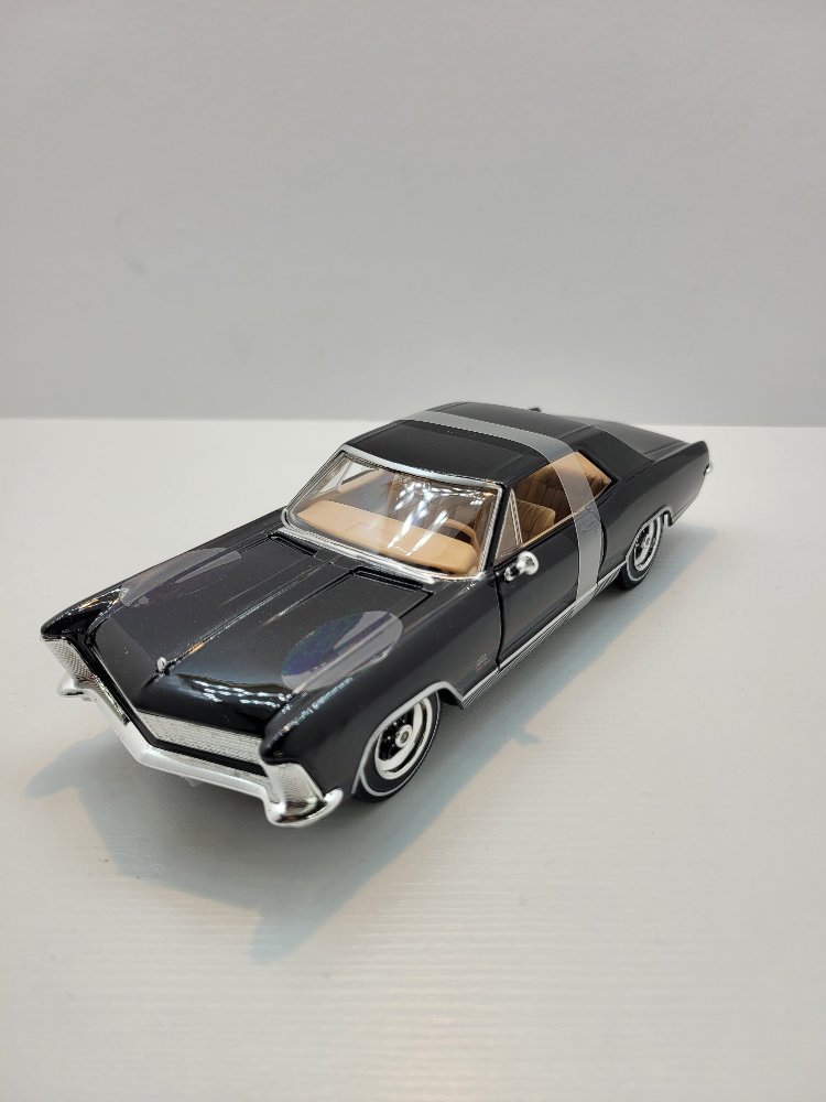1:26 Buick Riviera 1965 – Siyah Klasik Şıklık 