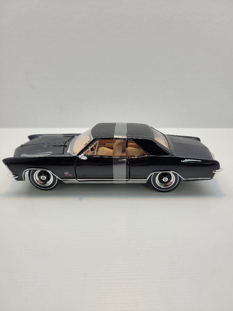 1:26 Buick Riviera 1965 – Siyah Klasik Şıklık 