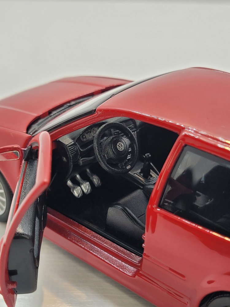 Maisto 1:24 Volkswagen Golf R32 – Efsanenin Model Hali!