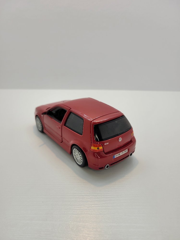 Maisto 1:24 Volkswagen Golf R32 – Efsanenin Model Hali!