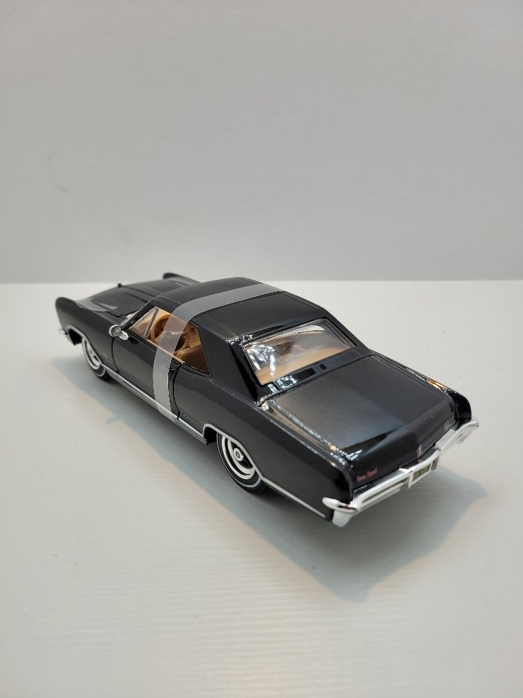 1:26 Buick Riviera 1965 – Siyah Klasik Şıklık 