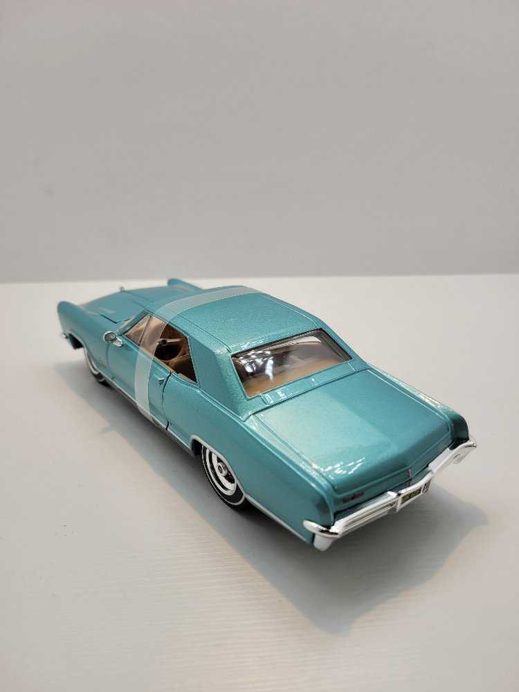 1:26 Buick Riviera 1965 – Siyah Klasik Şıklık 