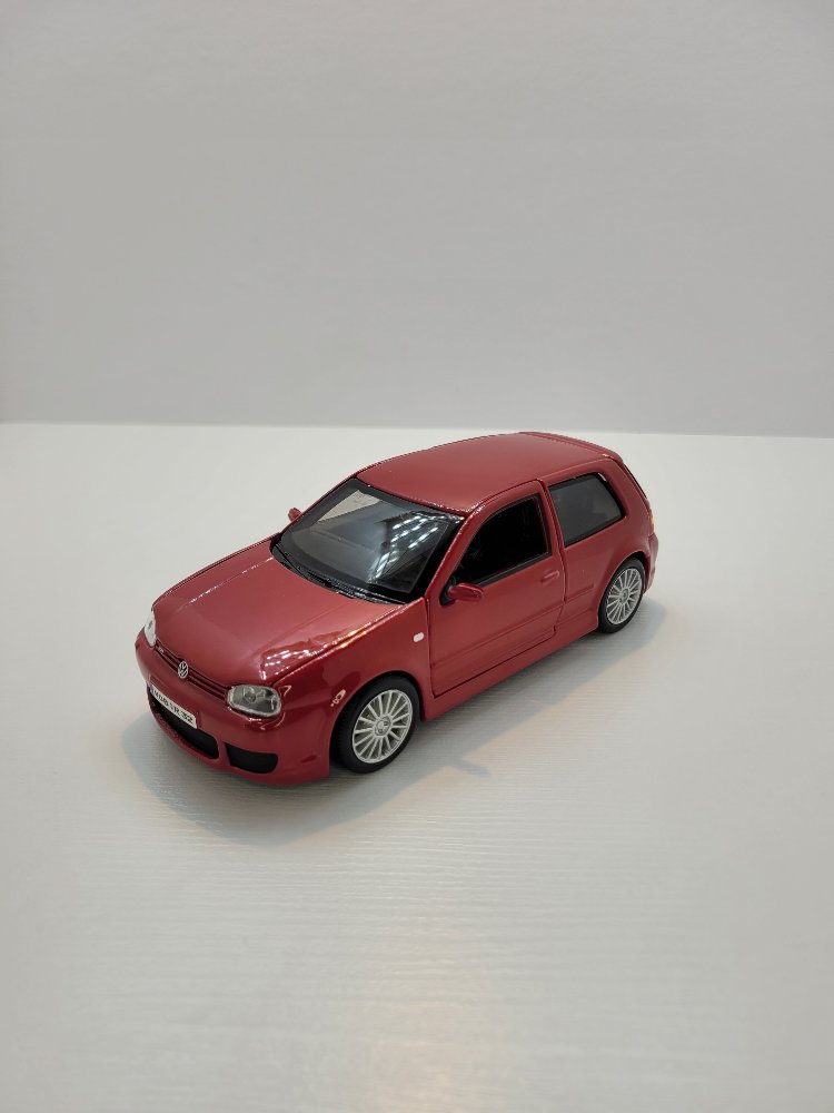 Maisto 1:24 Volkswagen Golf R32 – Efsanenin Model Hali!