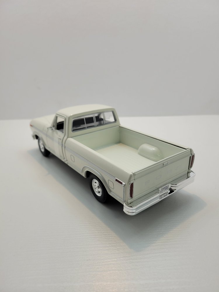 Motormax 1:24 Ford F-150 Custom (1979)