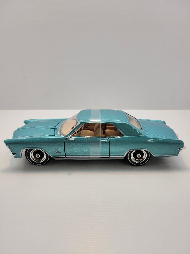 1:26 Buick Riviera 1965 – Siyah Klasik Şıklık 