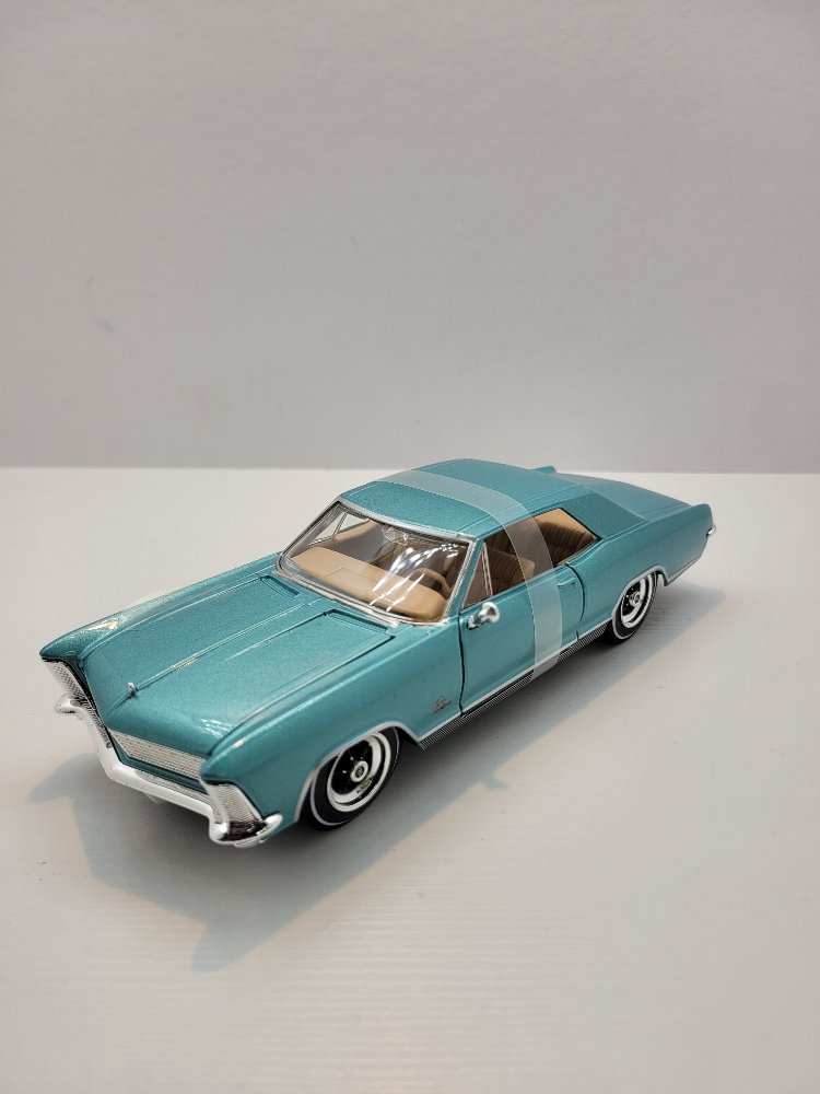1:26 Buick Riviera 1965 – Siyah Klasik Şıklık 