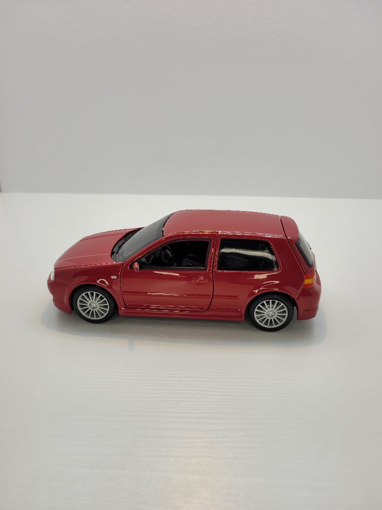 Maisto 1:24 Volkswagen Golf R32 – Efsanenin Model Hali!