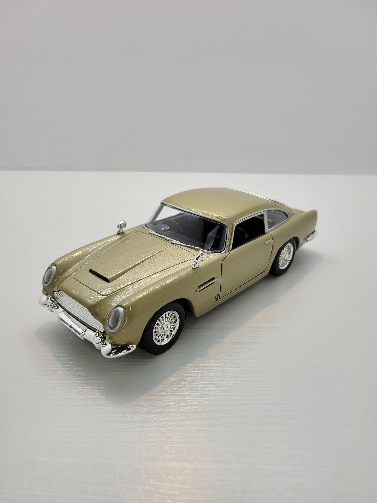Aston Martin DB5 1.24 ölçek