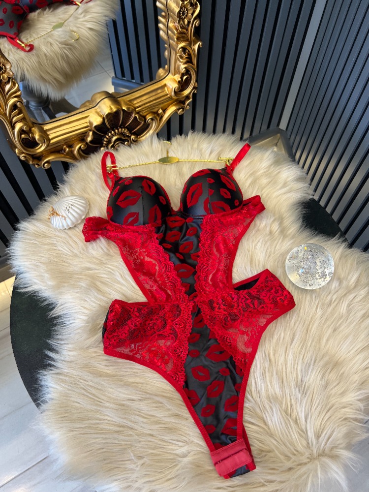 Kırmızı Öpücüklü Bodysuit