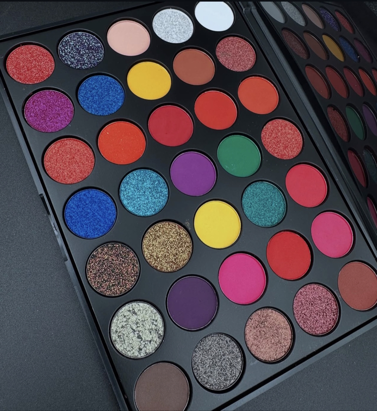 VEE Multi-colored Eyeshadow Palette 