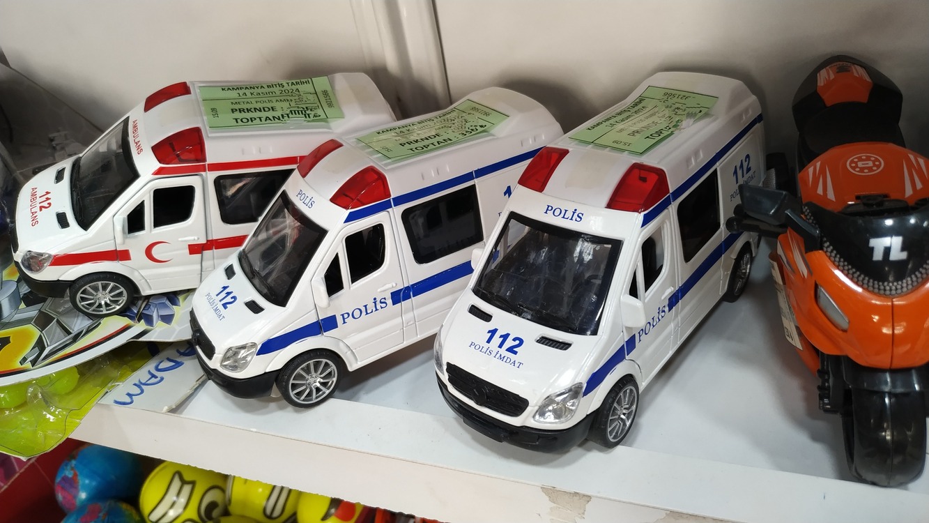 ARKA KAPILARI DA AÇILAN IŞIKLI & SESLİ ÇEK BIRAK METAL POLİS ARABASI