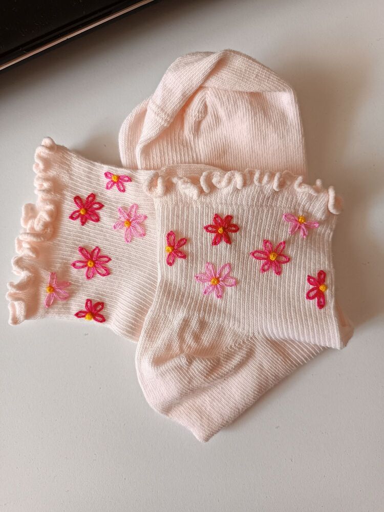 Pembe Çiçek nakışlı çorap