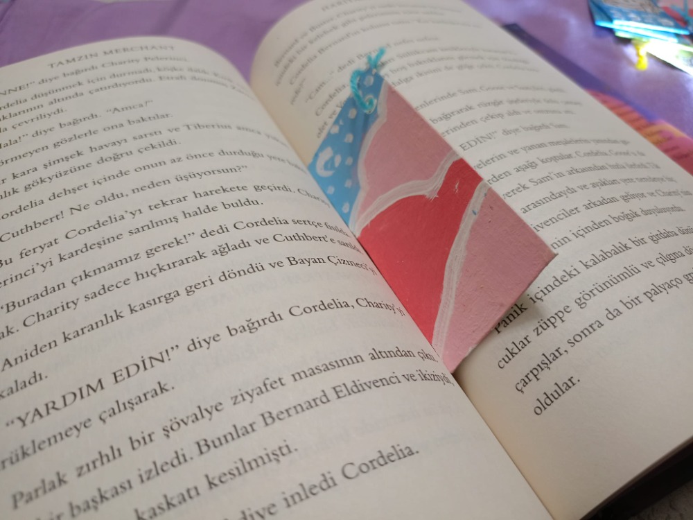 Pembe Bulutlu Kitap Ayracı