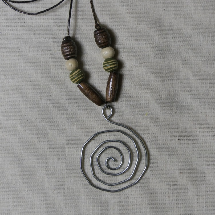 Spiral Yarı Boncuklu Kolye