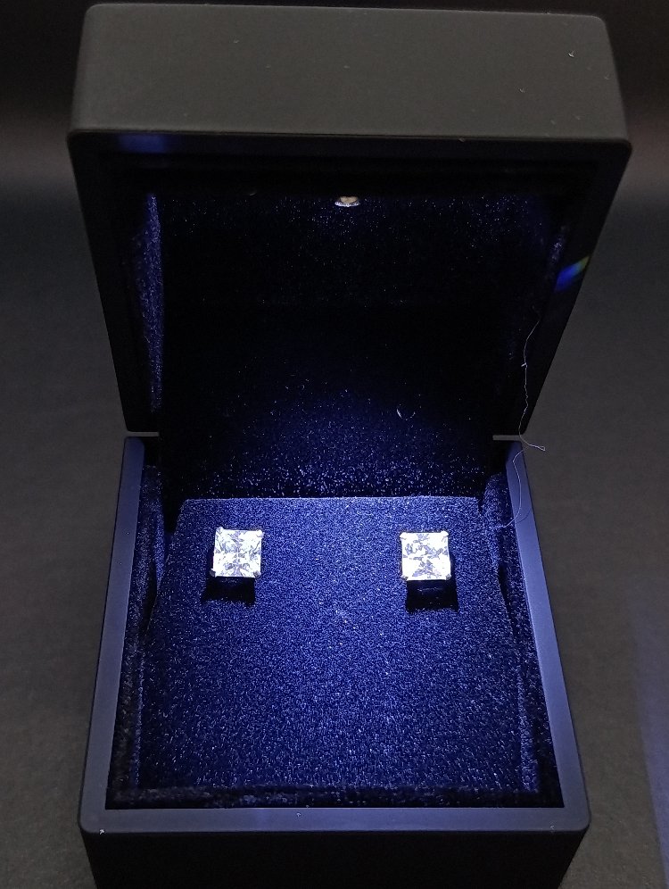 Zirkon Taşlı Kare Kesim Gümüş Küpe