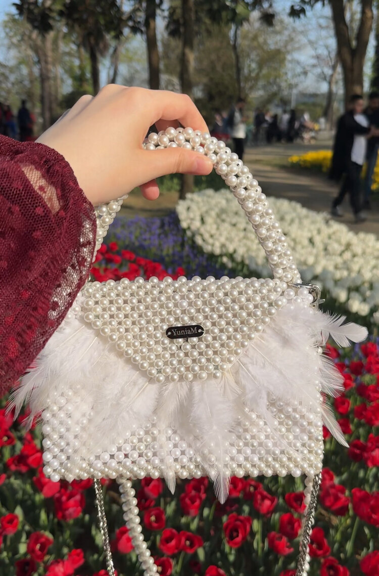 «Pari» tüylü inci çantası