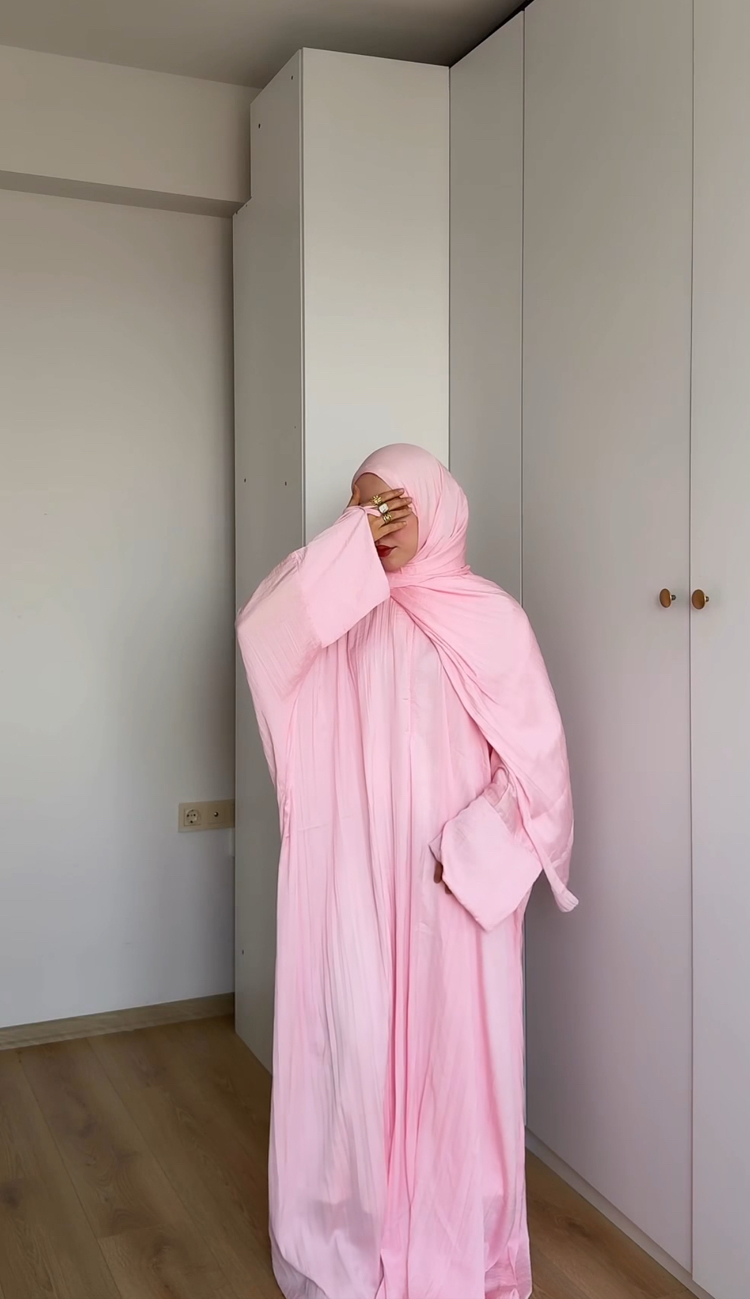 Parmak detaylı örtülü takım 