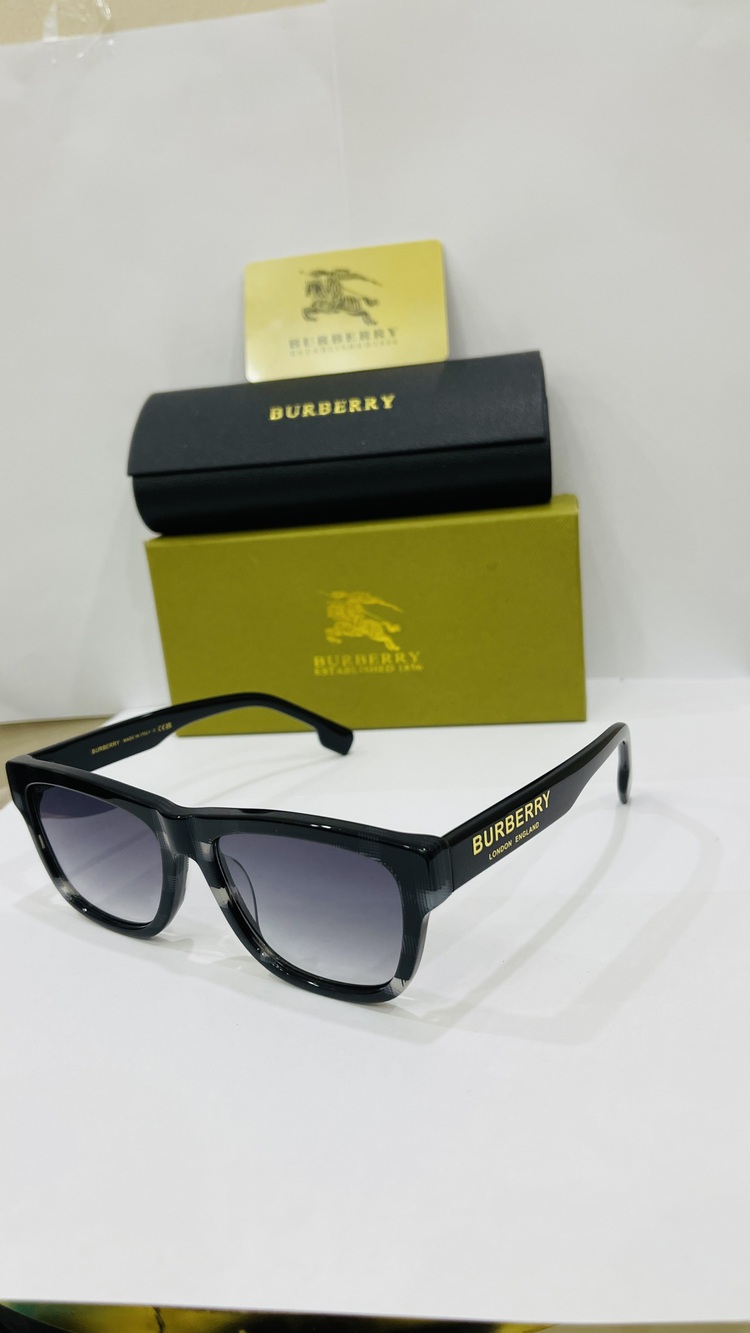 BURBERRYSİYAH ÇERÇEVE SİYAH ŞEFFAF CAM