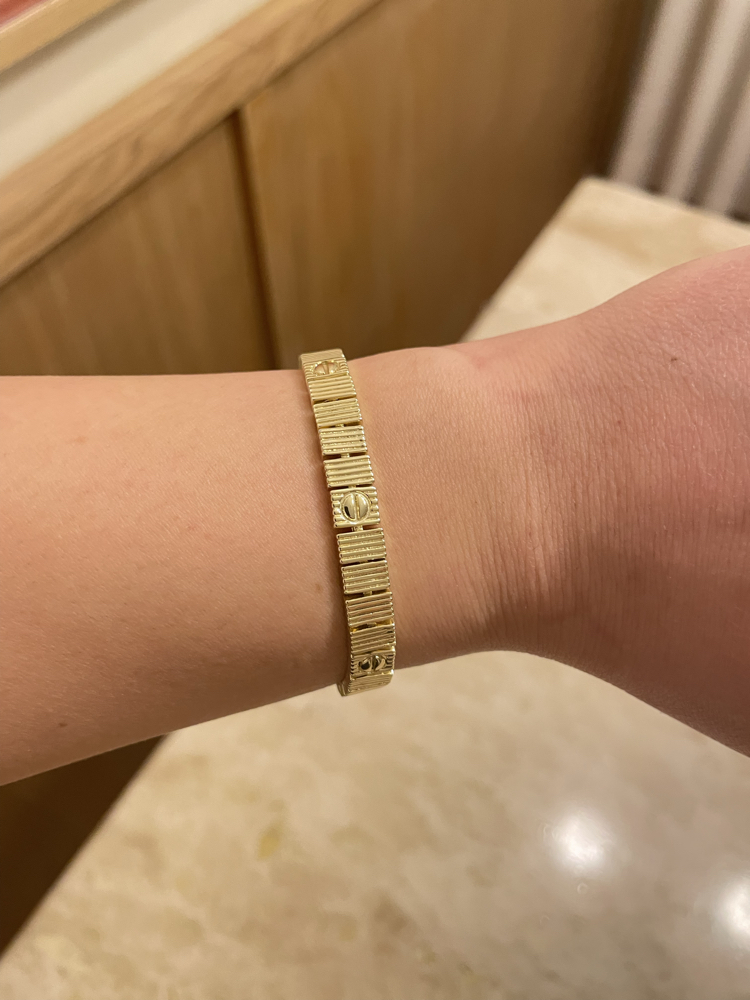 Signature Line Gold