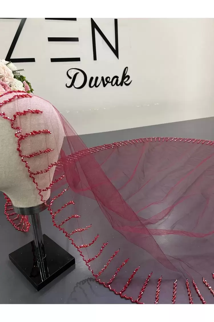 Kırmızı nakışlı gelin duvağı