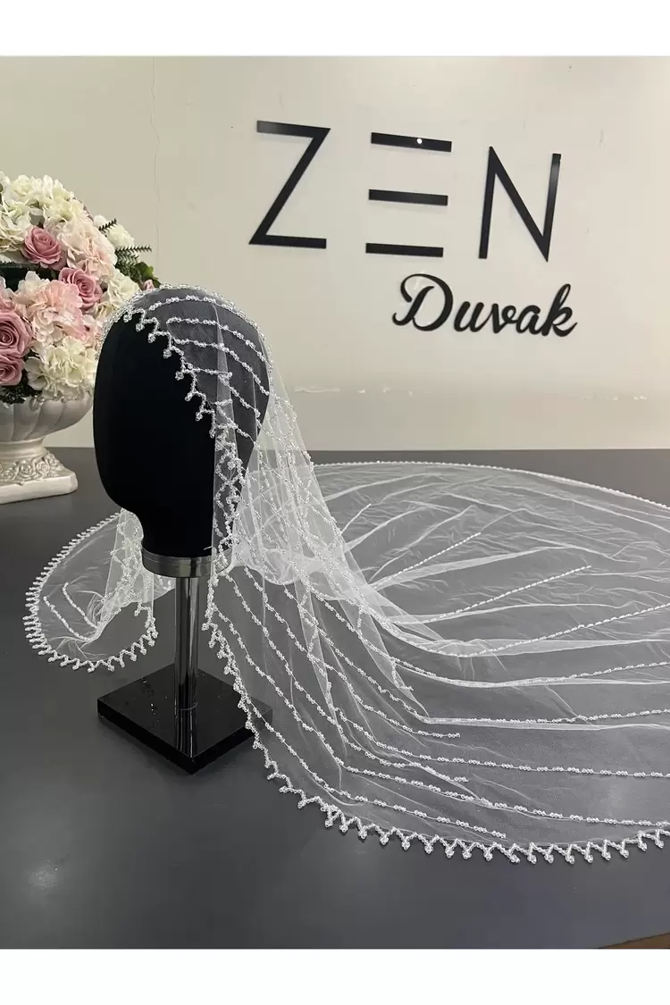 Beyaz kenar detaylı nakışlı gelin duvağı