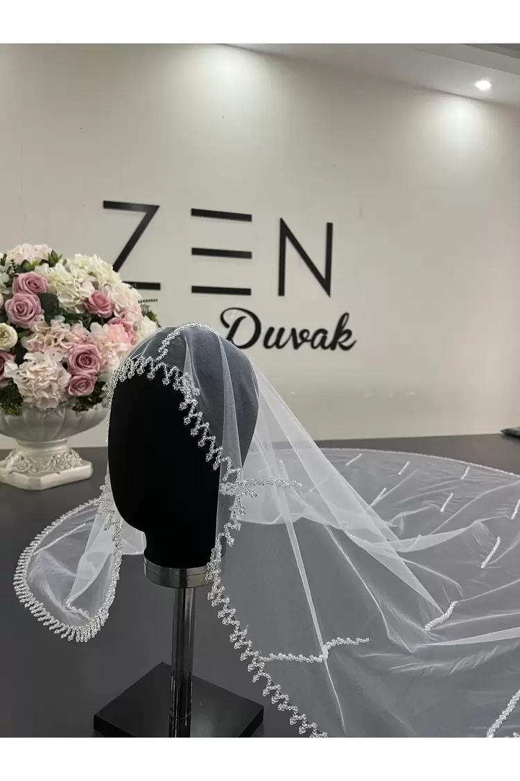 Beyaz nakışlı gelin duvağı