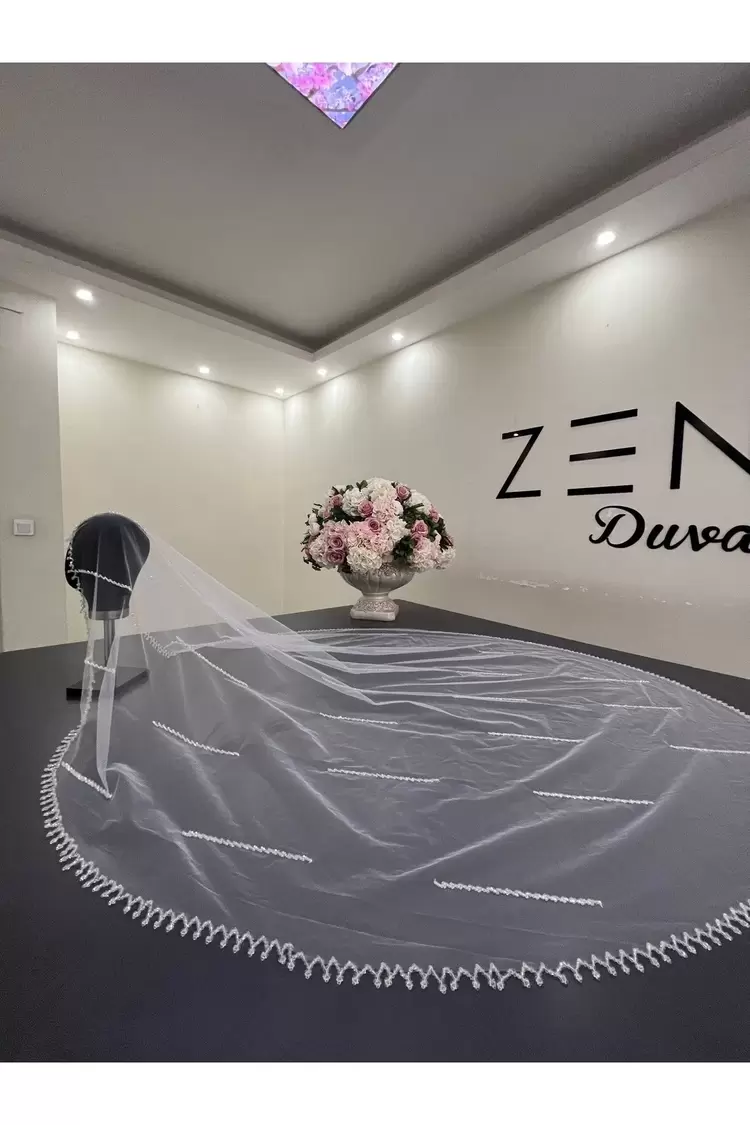 Beyaz nakışlı gelin duvağı