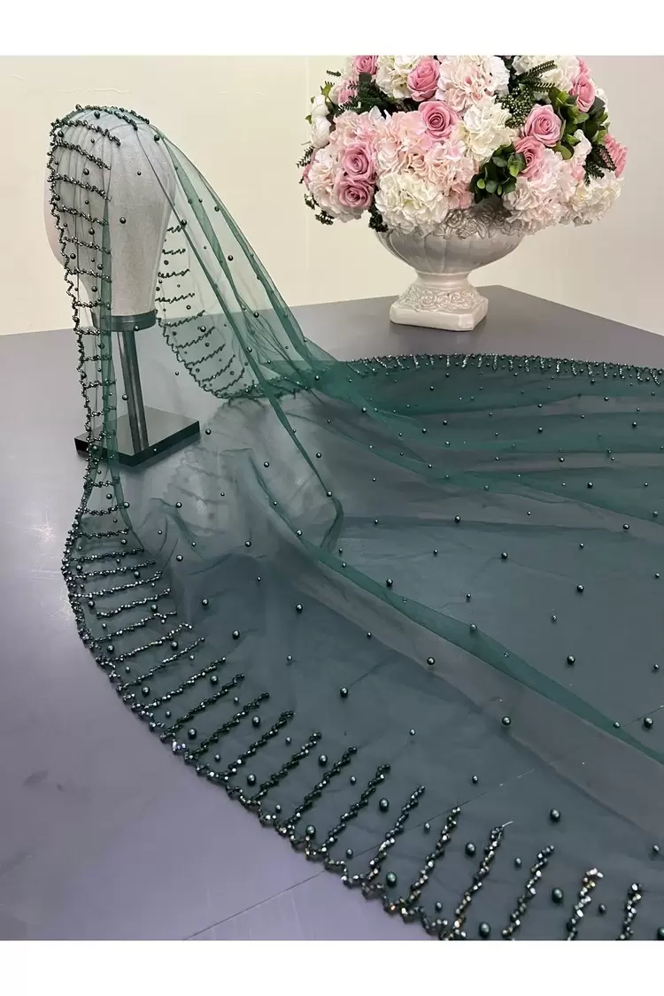 Zümrüt yeşili inci nakışlı gelin duvağı